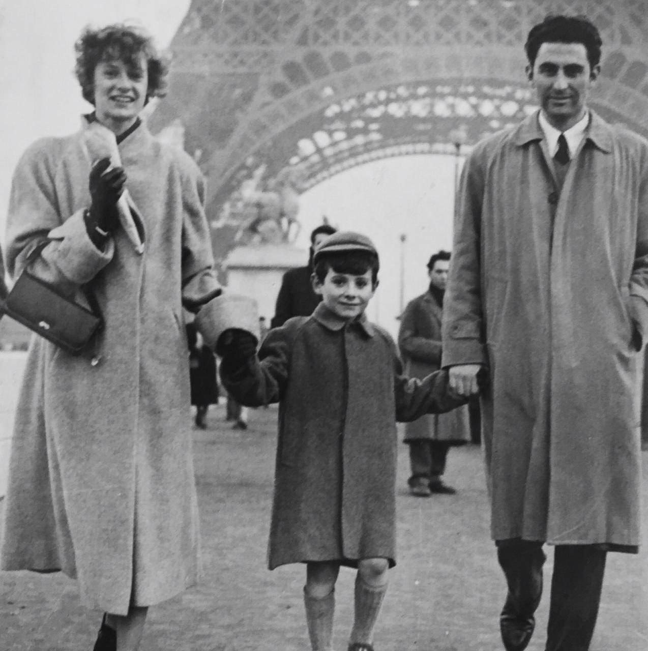 Gastón joven con una mujer y un niño en París, bajo la Torre Eiffel